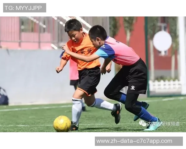 足球翻球胆的技巧与策略解析助你成为赛场赢家