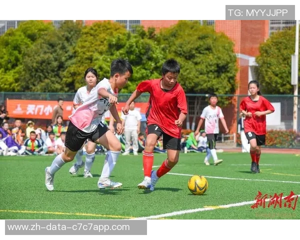 青春飞扬校园足球赛激烈对决展现团队精神与拼搏风采